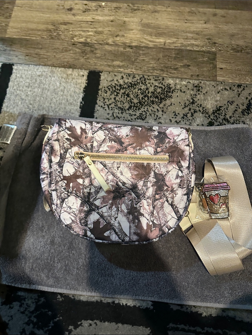 Stylish Pink Marble Crossbody Bag with Gold Zippers - Picture 4 of 4